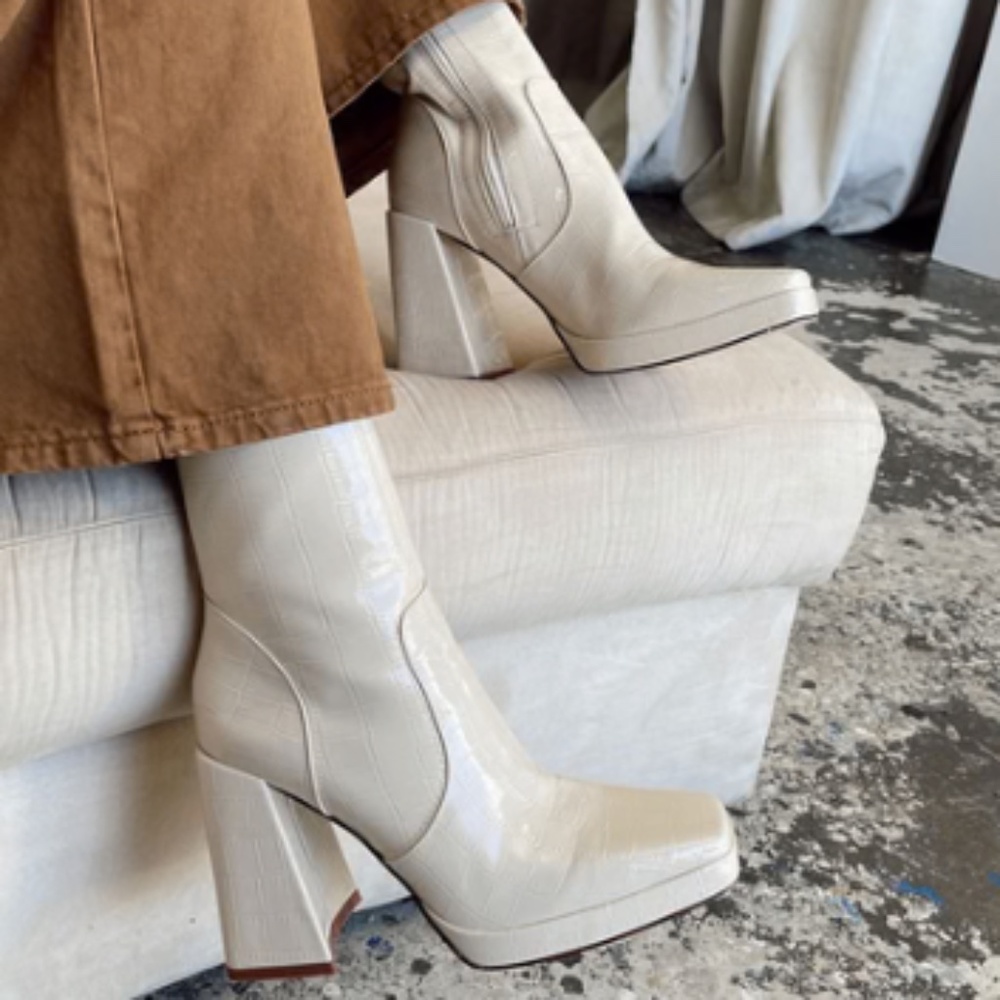 Princess Polly JAMIE CROC PLATFORM BOOTS CREAM - Size 8